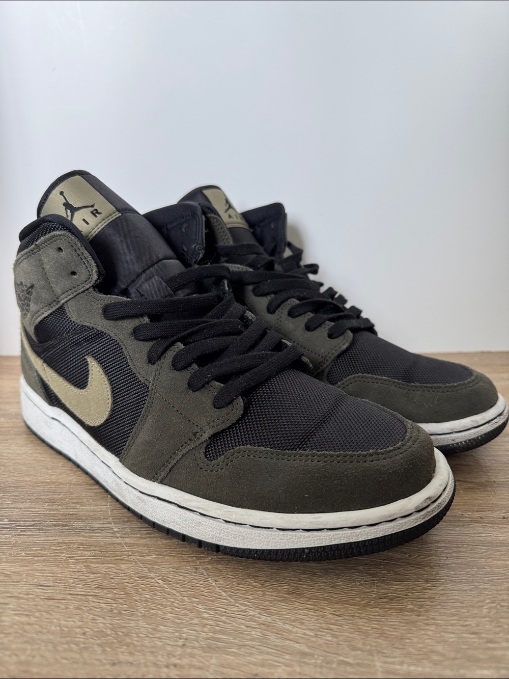 Jordan 1 Mid WMNs Military Olive